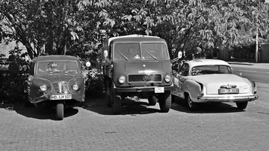 Défilé de voitures anciennes